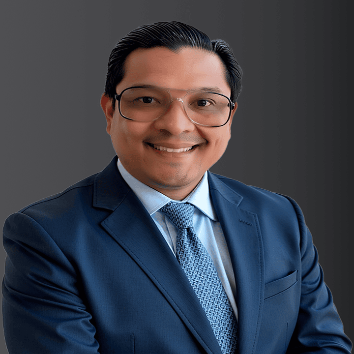 Gil Velez headshot